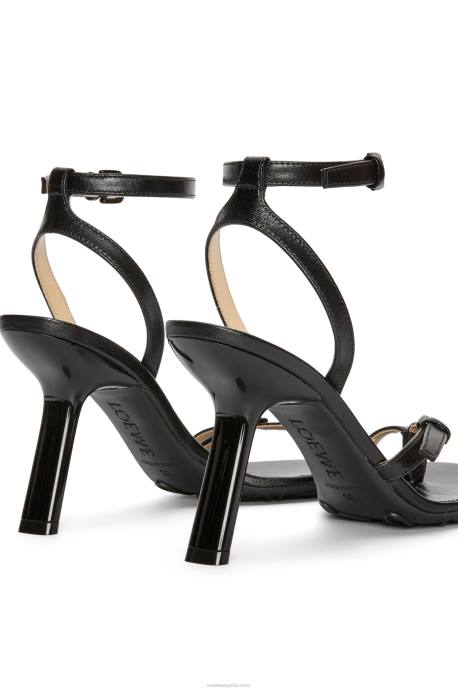 Loewe mujer Sandalia stiletto petal de piel de cordero LP64671 negro