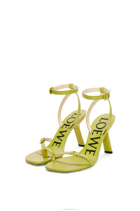 Loewe mujer Sandalia stiletto petal de piel de cordero LP64673 café con leche matcha