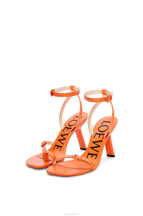 Loewe mujer Sandalia stiletto petal de piel de cordero LP64674 naranja