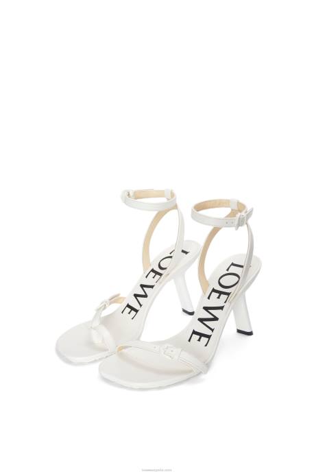 Loewe mujer Sandalia stiletto petal de piel de cordero LP64675 blanco