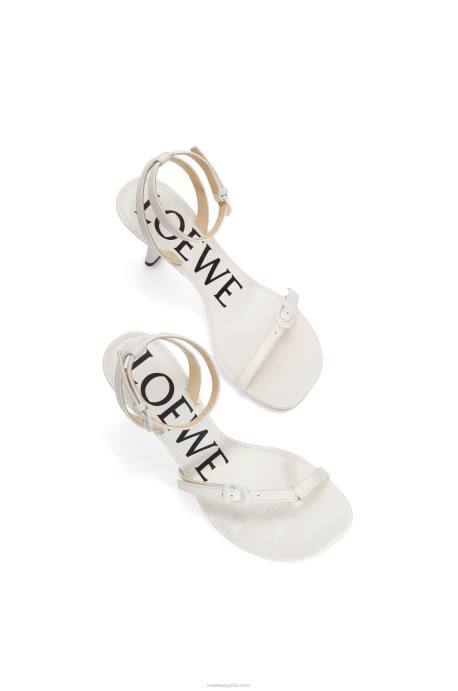 Loewe mujer Sandalia stiletto petal de piel de cordero LP64675 blanco