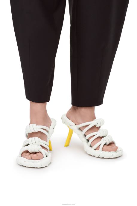 Loewe mujer sandalia con nudo de pétalos en piel de cordero LP64705 blanco amarillo