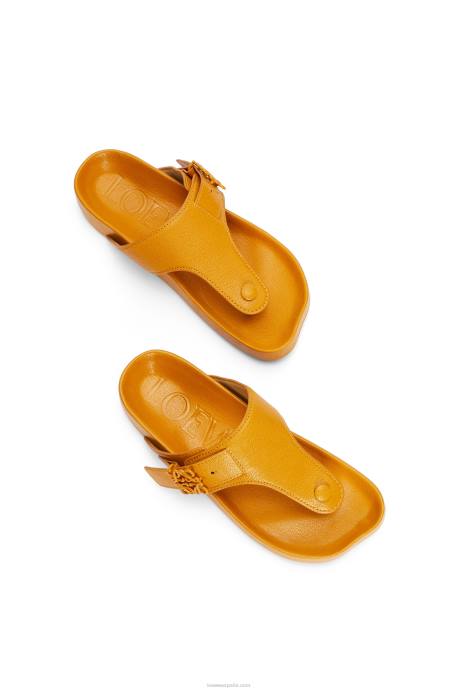 Loewe mujer sandalia easy toe post de piel de cabra LP64723 ocre