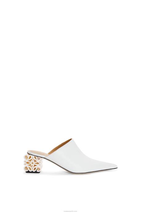 Loewe mujer Mule con tacón anagrama de piel de becerro LP64765 blanco