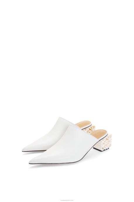 Loewe mujer Mule con tacón anagrama de piel de becerro LP64765 blanco