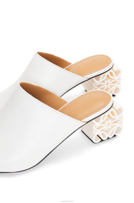 Loewe mujer Mule con tacón anagrama de piel de becerro LP64765 blanco