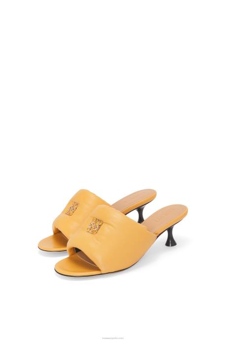 Loewe mujer Mules acolchados con anagrama de piel de cordero LP64753 desierto