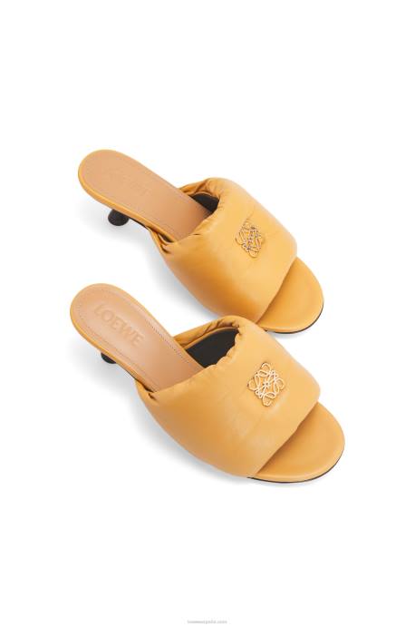 Loewe mujer Mules acolchados con anagrama de piel de cordero LP64753 desierto