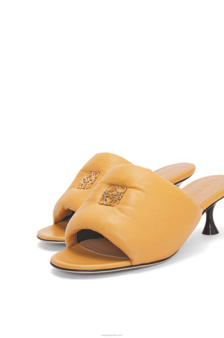 Loewe mujer Mules acolchados con anagrama de piel de cordero LP64753 desierto