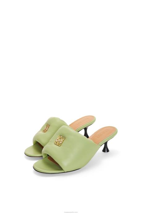 Loewe mujer Mules acolchados con anagrama de piel de cordero LP64754 Verde pálido