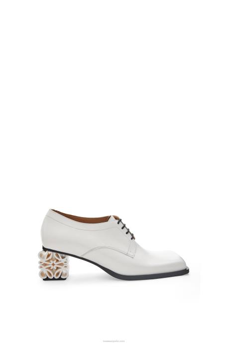 Loewe mujer Zapatos brogue con anagrama en piel de becerro LP64769 blanco
