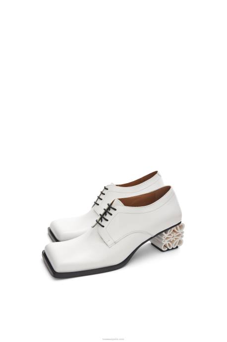 Loewe mujer Zapatos brogue con anagrama en piel de becerro LP64769 blanco