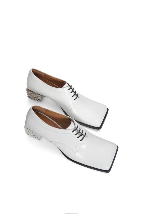 Loewe mujer Zapatos brogue con anagrama en piel de becerro LP64769 blanco