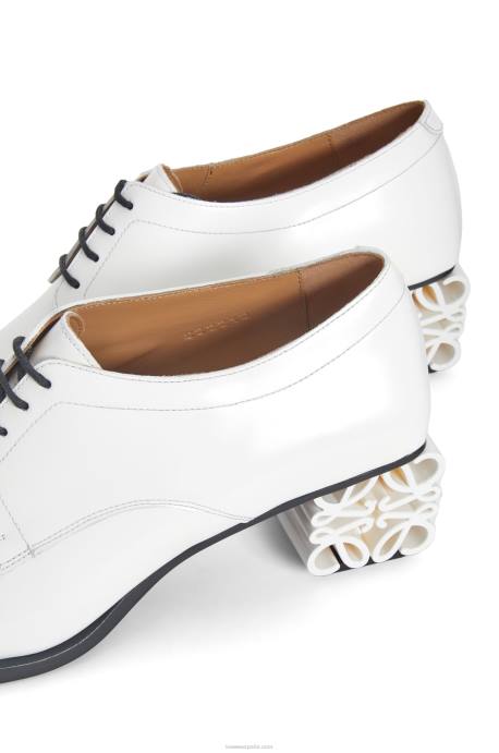 Loewe mujer Zapatos brogue con anagrama en piel de becerro LP64769 blanco
