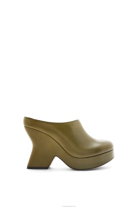 Loewe mujer zueco cuña terra de piel de becerro LP64746 aceituna