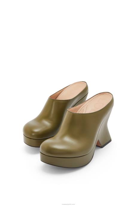 Loewe mujer zueco cuña terra de piel de becerro LP64746 aceituna