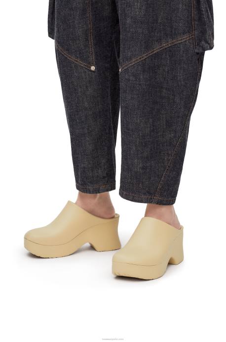 Loewe mujer zueco terra foam de gomaespuma ligera LP64747 leche de avena